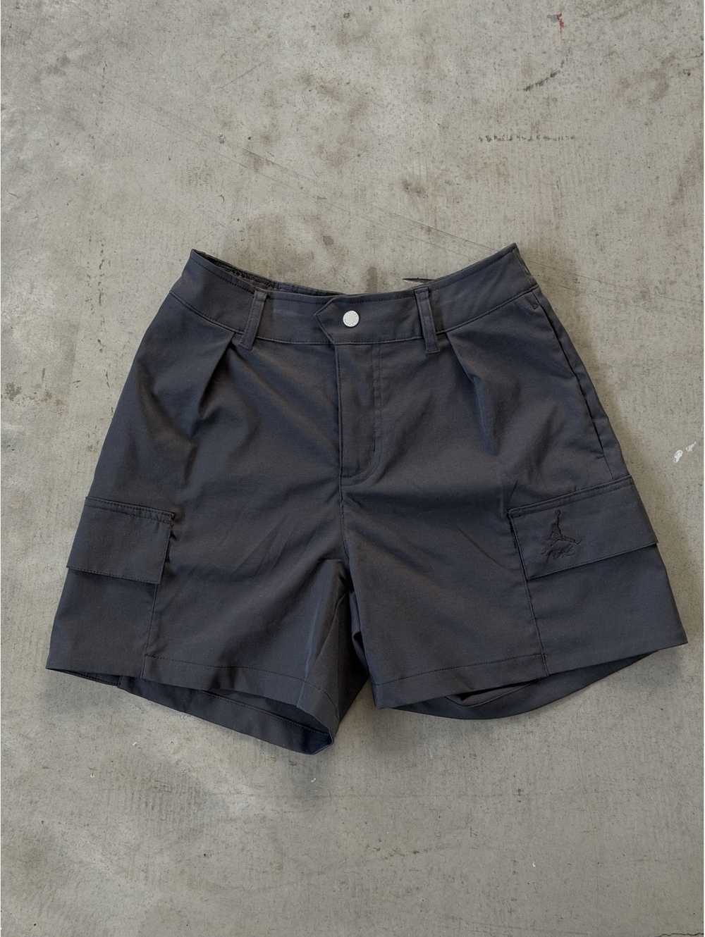 Jordan / Women’s Cargo Shorts / Charcoal Black XS
